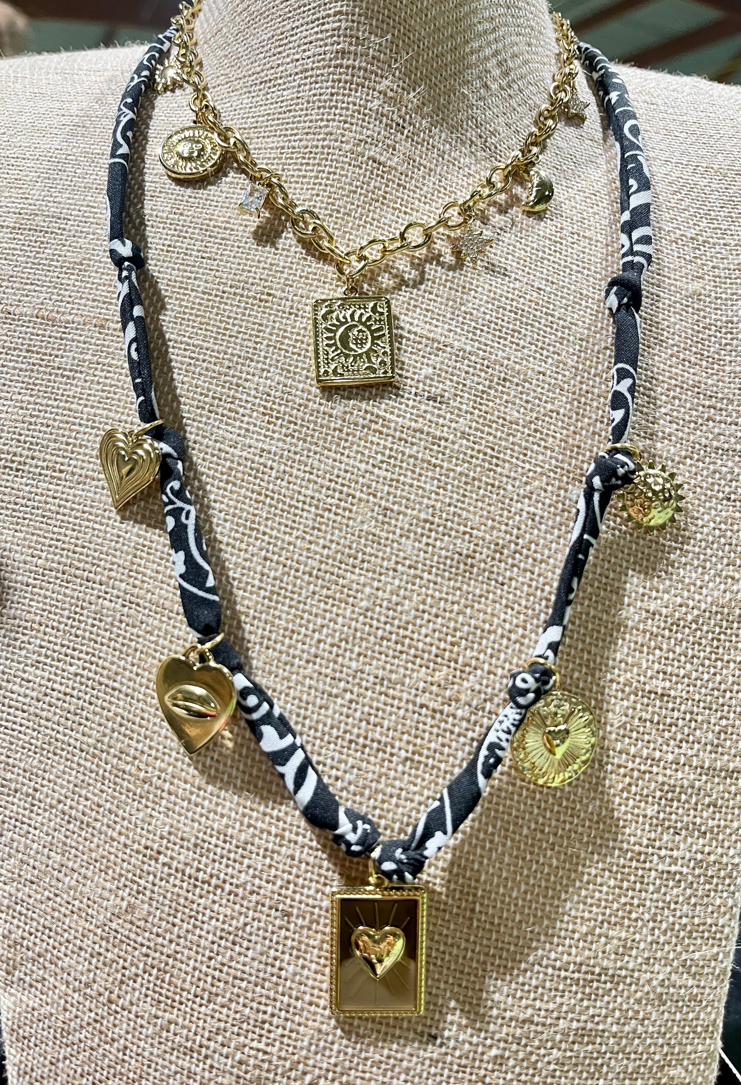 Collier tissu et charmes