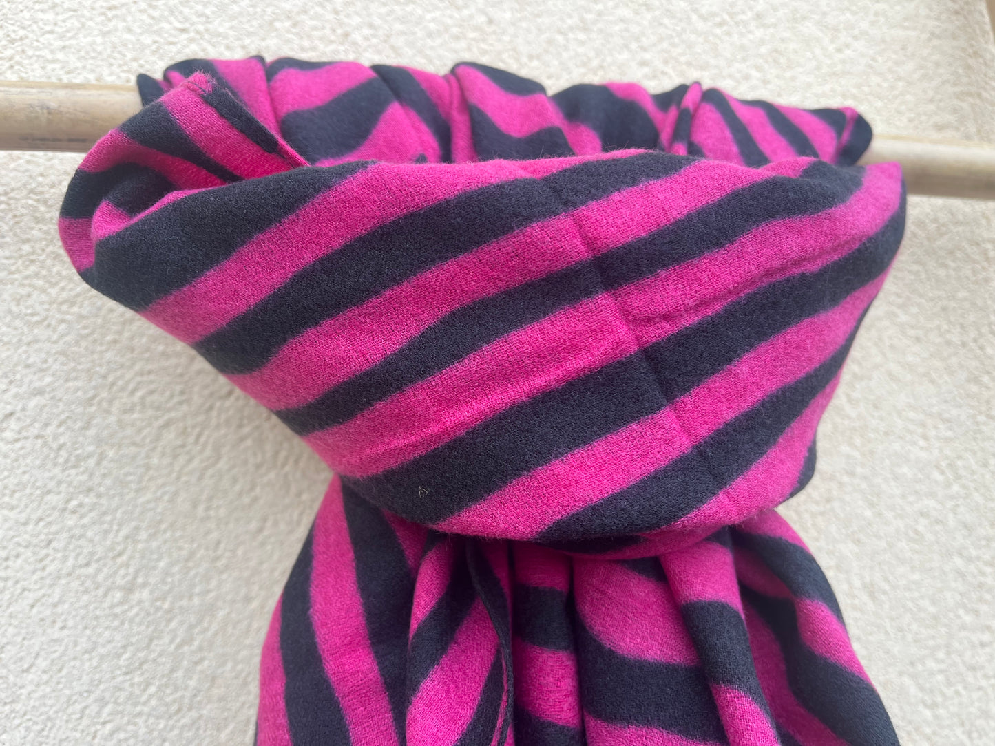 Echarpe zébree fushia/noire