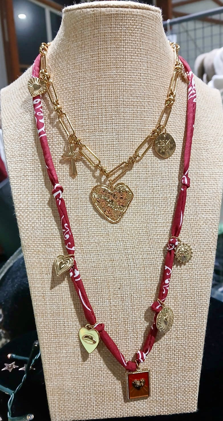 Collier tissu et charmes bordeau