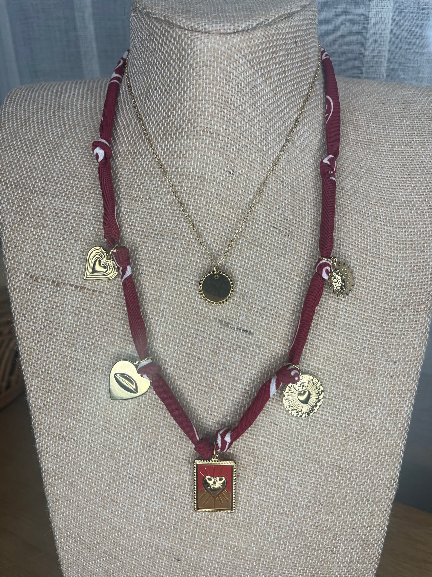 Collier tissu et charmes bordeau