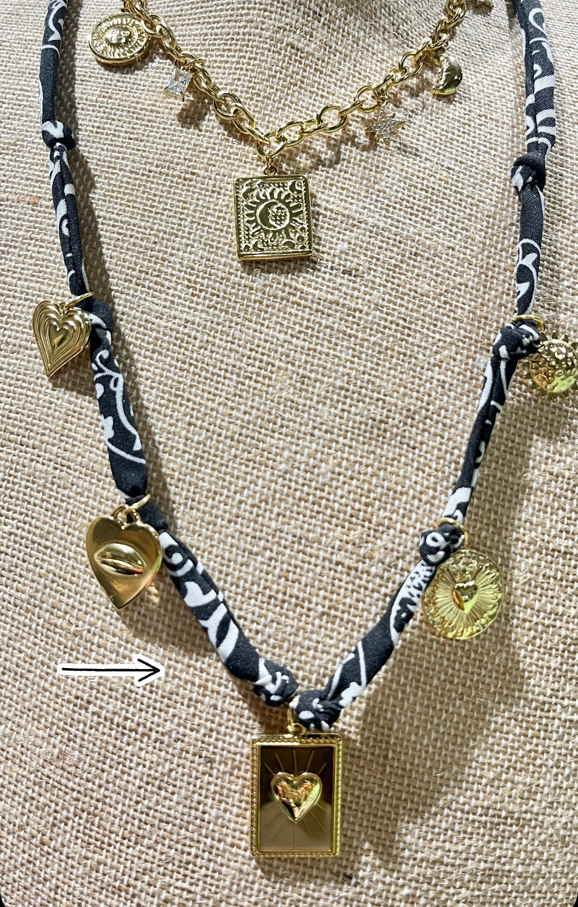 Collier tissu et charmes