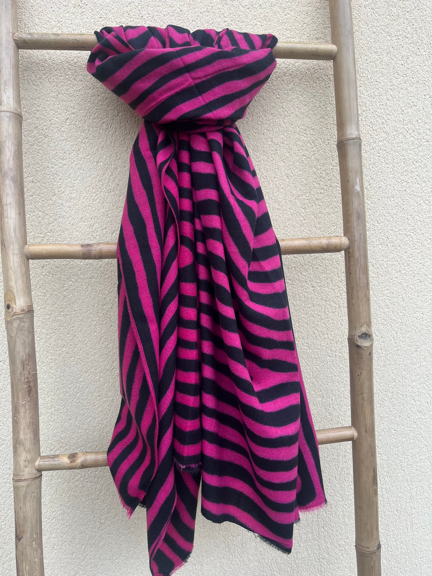 Echarpe zébree fushia/noire