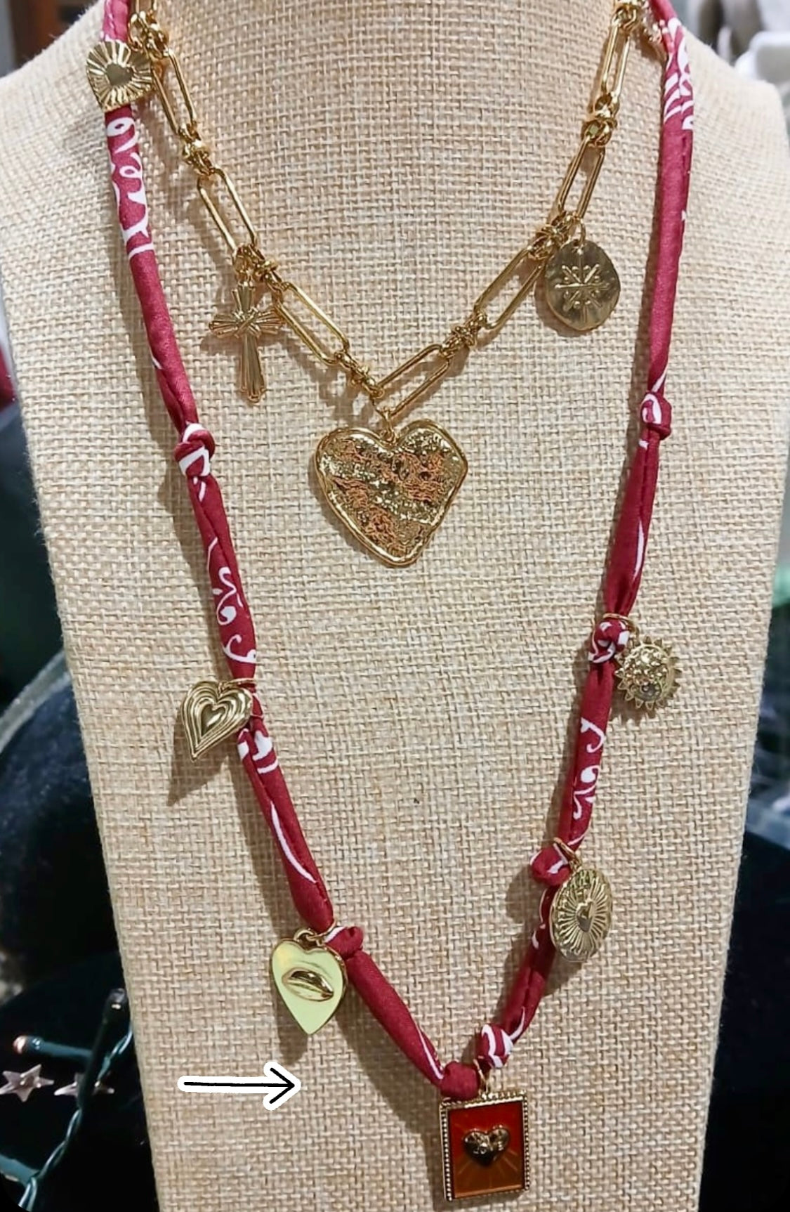 Collier tissu et charmes bordeau