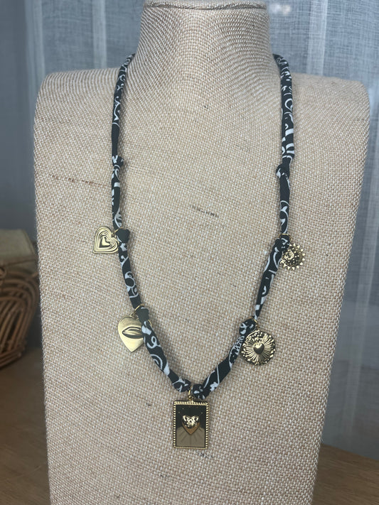 Collier tissu et charmes
