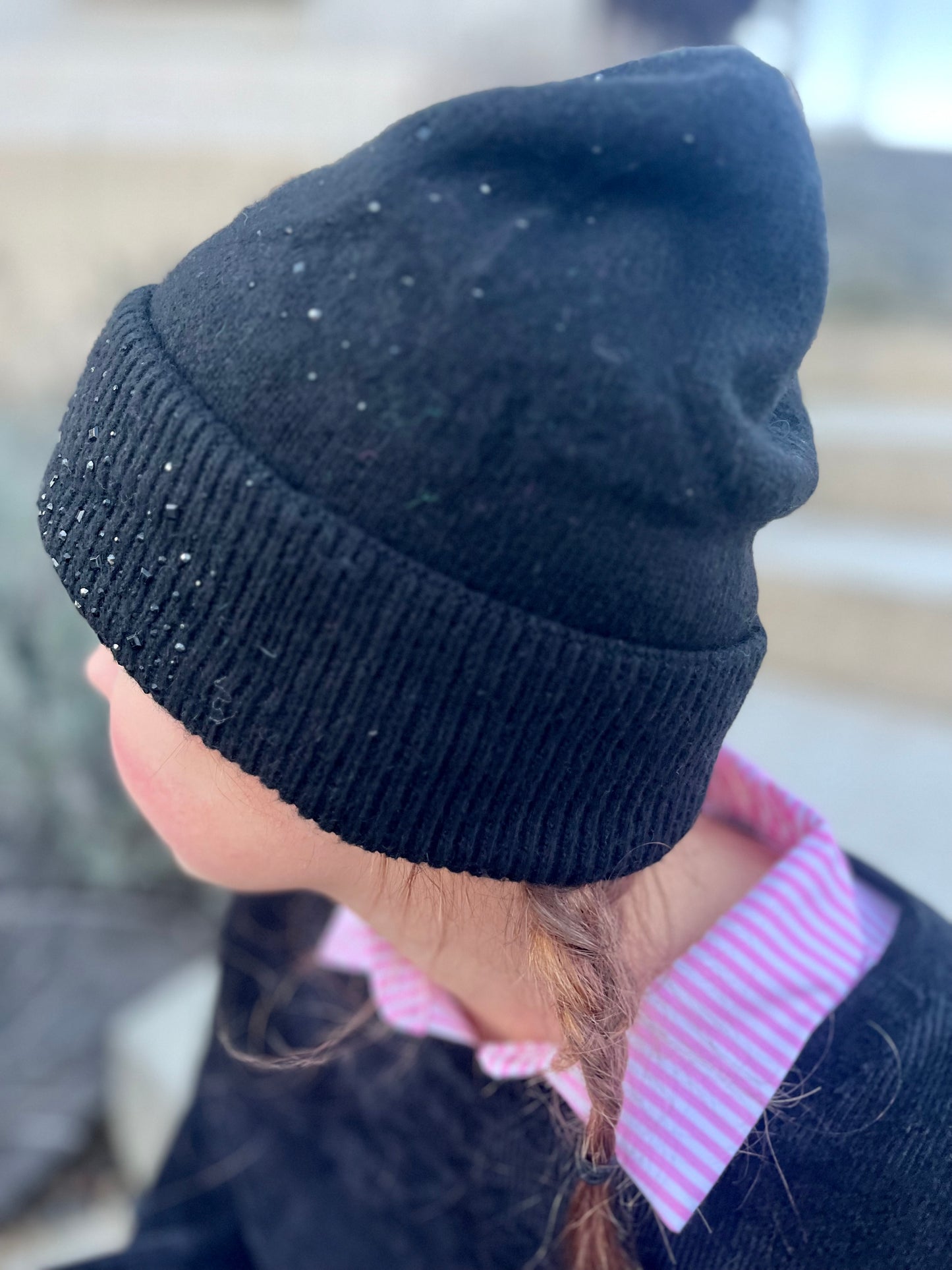 Le bonnet strass noir