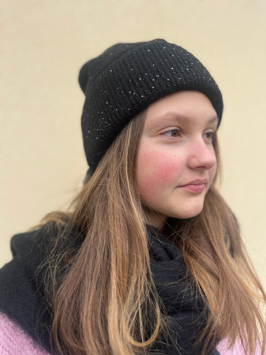 Le bonnet strass noir