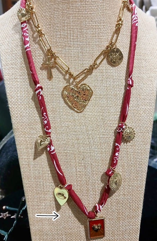 Collier tissu et charmes bordeau