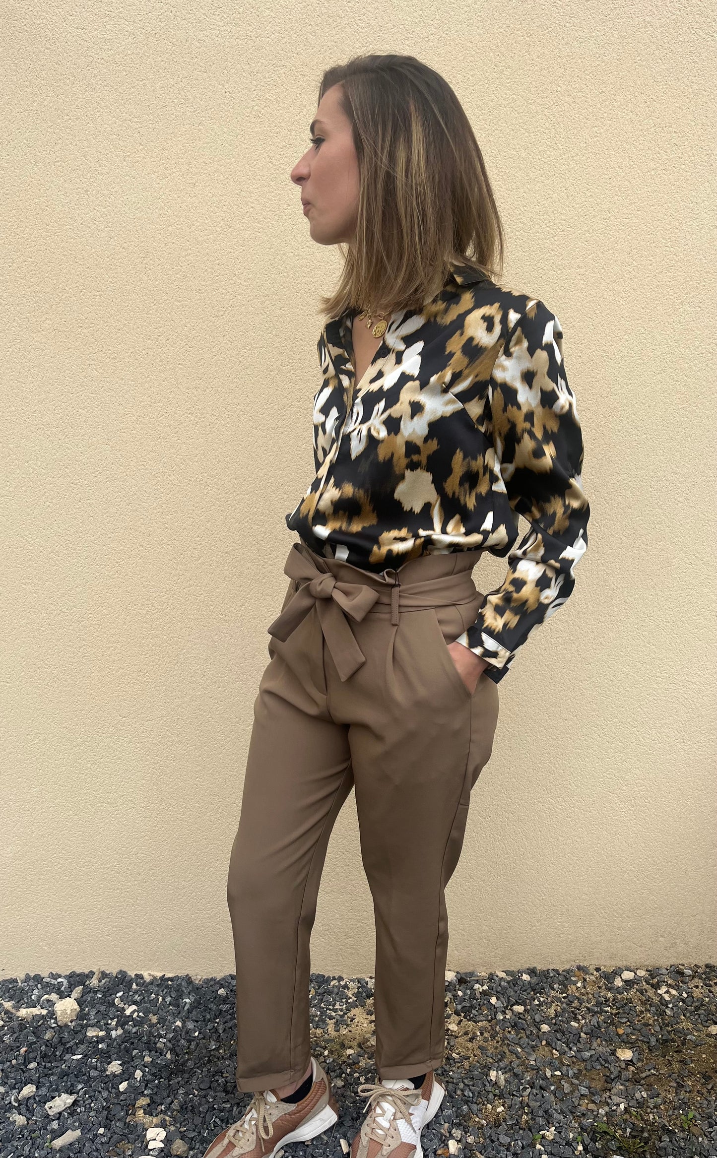 Le pantalon taille haute beige