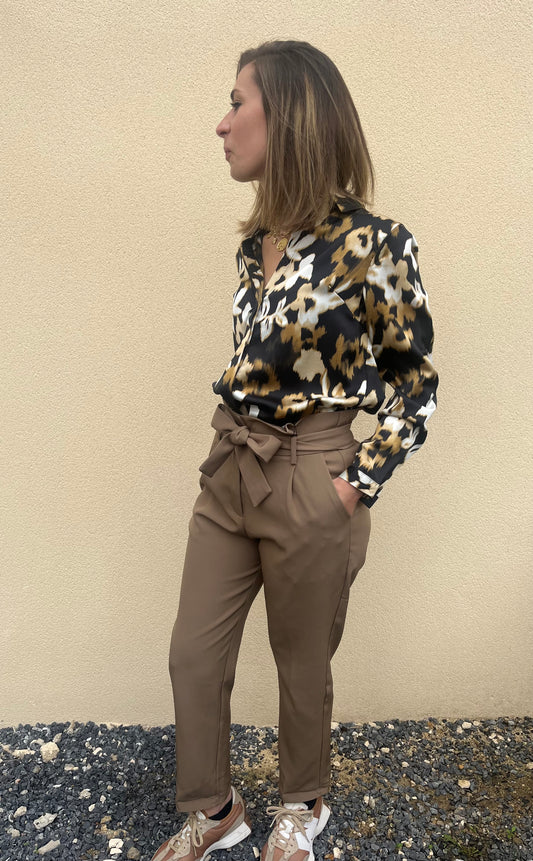 Le pantalon taille haute beige